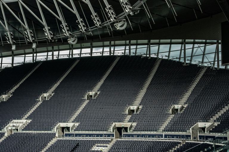 Un estadio lleno de asientos vacíos.