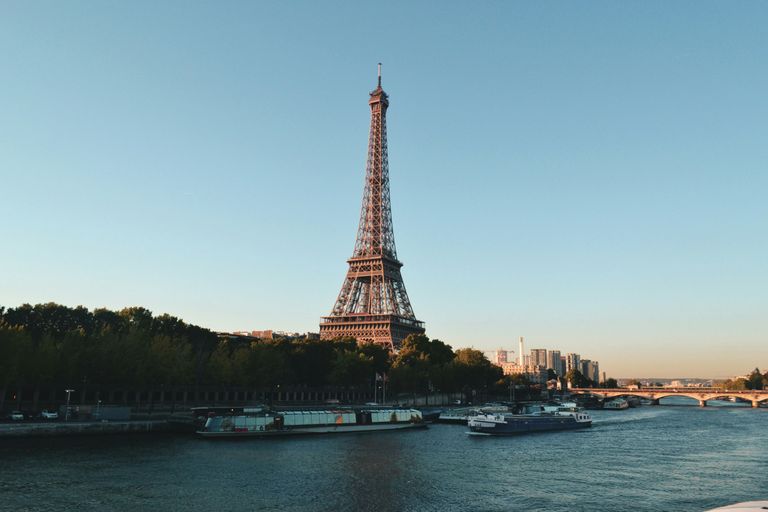 Torre Eiffel, París, vistas desde el río.